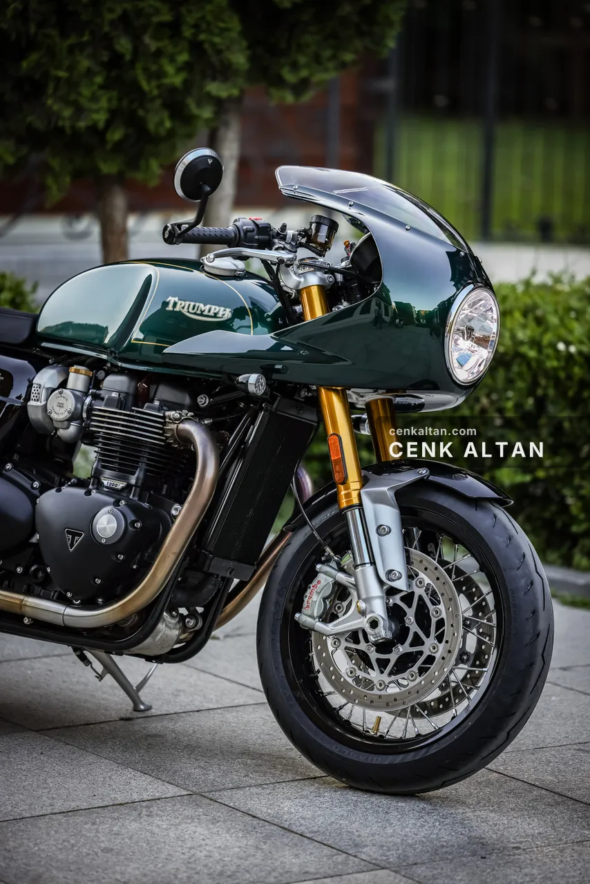Yeşil Triumph café racer, ön üçte birden görünüm