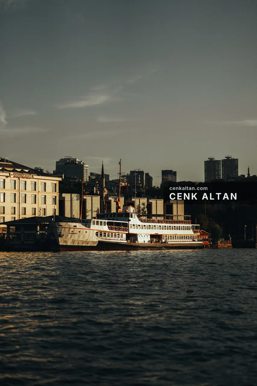 Sabahın soluk ışığında Sirkeci önünde yan yana demirlemiş eski şehir hatları vapurları, arkada şehir