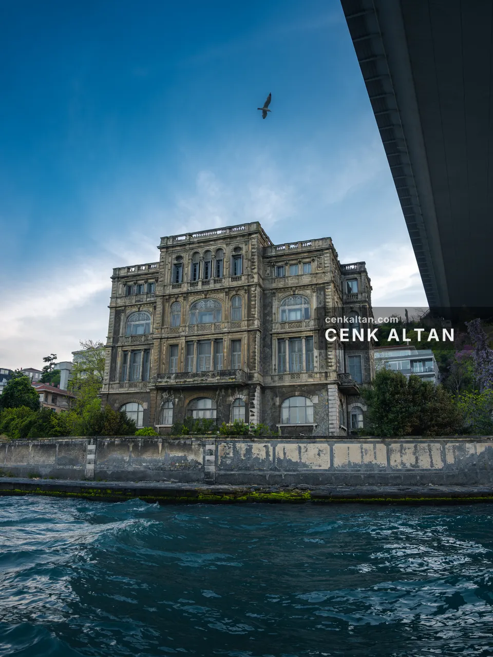 Boğaziçi Köprüsü’nün altında eski taş bir köşk, dalgalı deniz