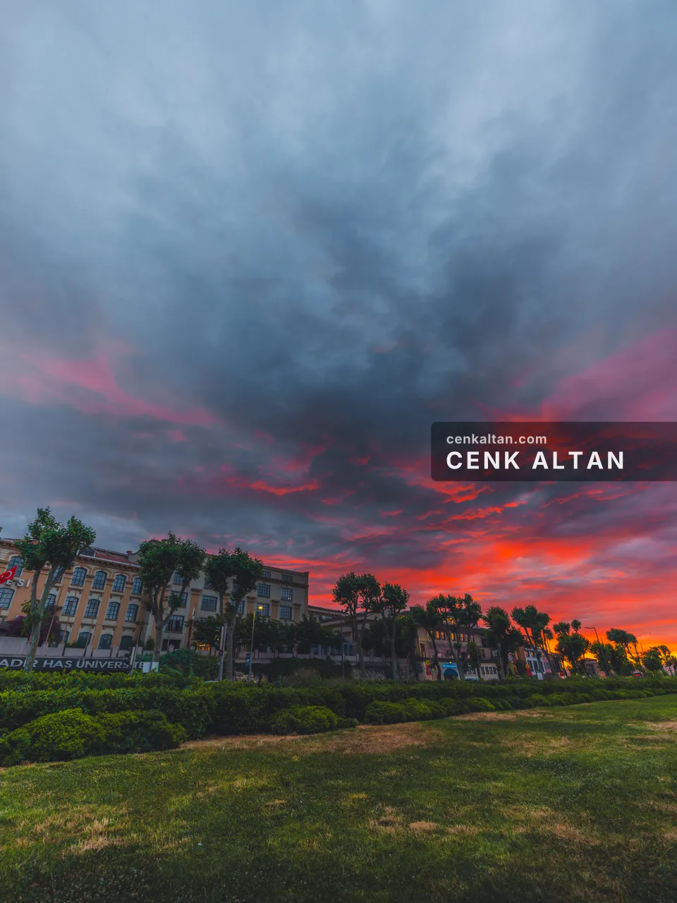 Kızıl ve gri bulutlarla kaplı gökyüzü, altta park