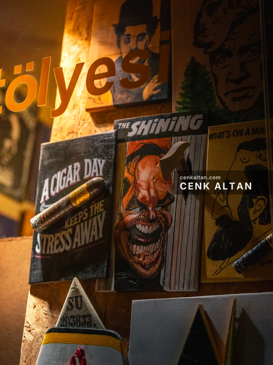 Bir atölyenin duvarında film posterleri ve retro tabelalar