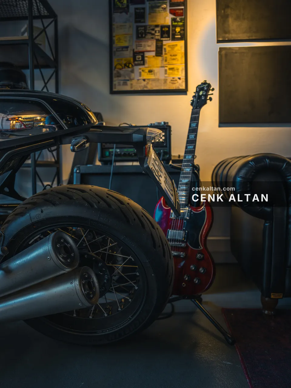 Motosikletin egzozu ve arkada duvara dayalı kırmızı elektro gitar