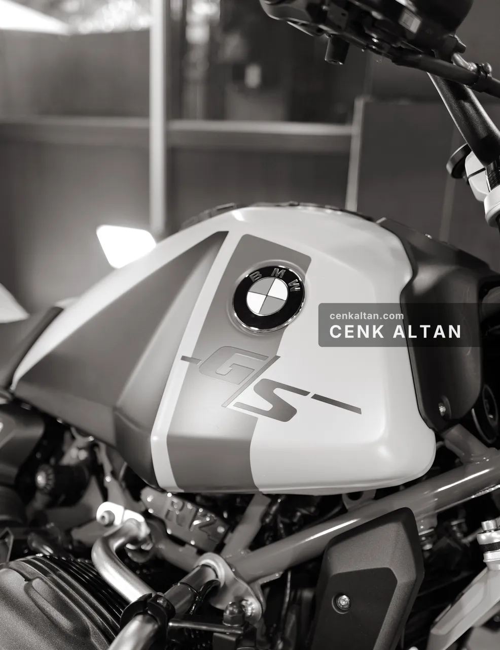 Siyah beyaz: BMW motosikletin deposu ve gösterge, yakın plan