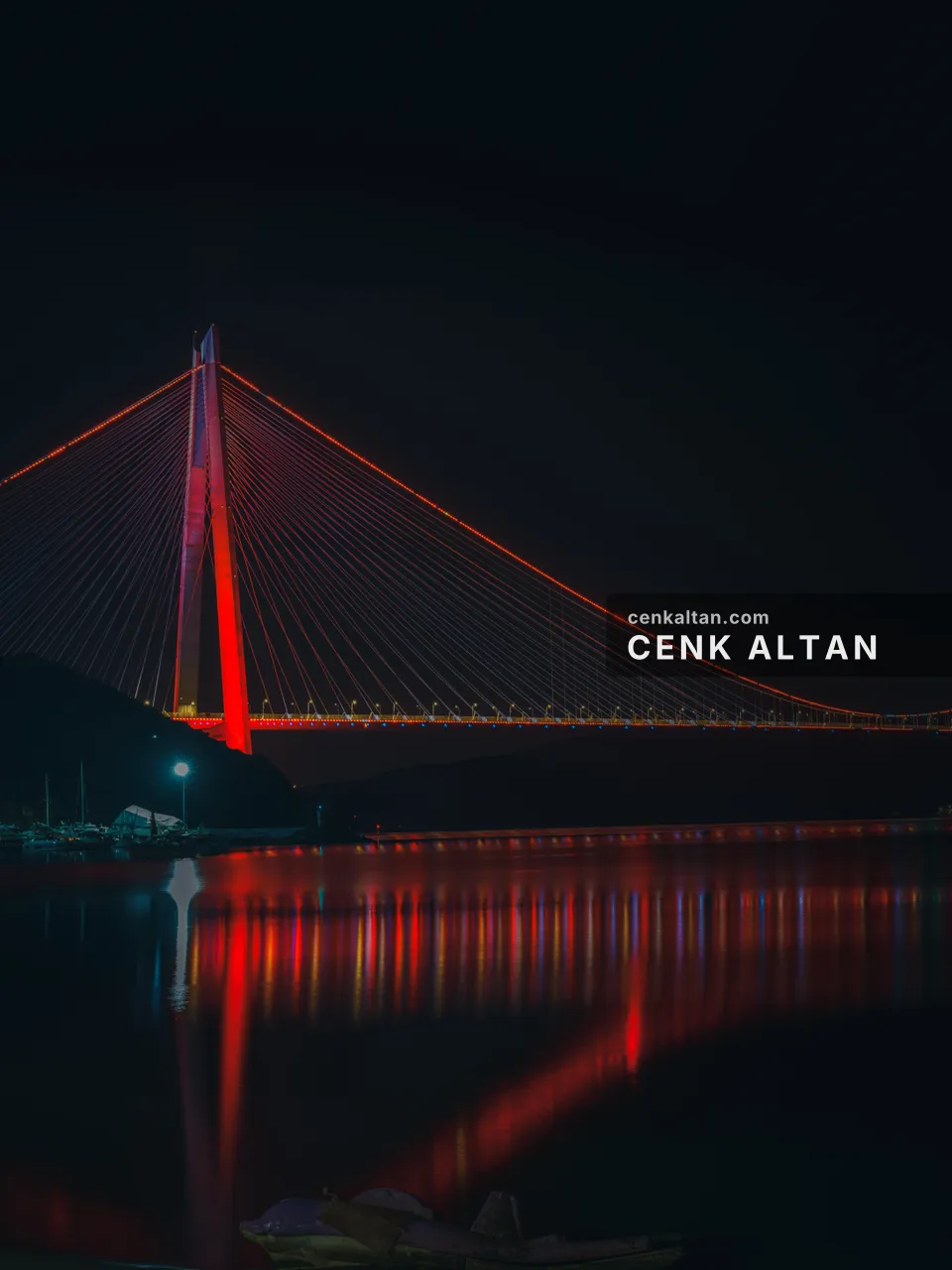 Kırmızı ışıklı köprünün pilonu ve halatları, gece, dikey kadraj