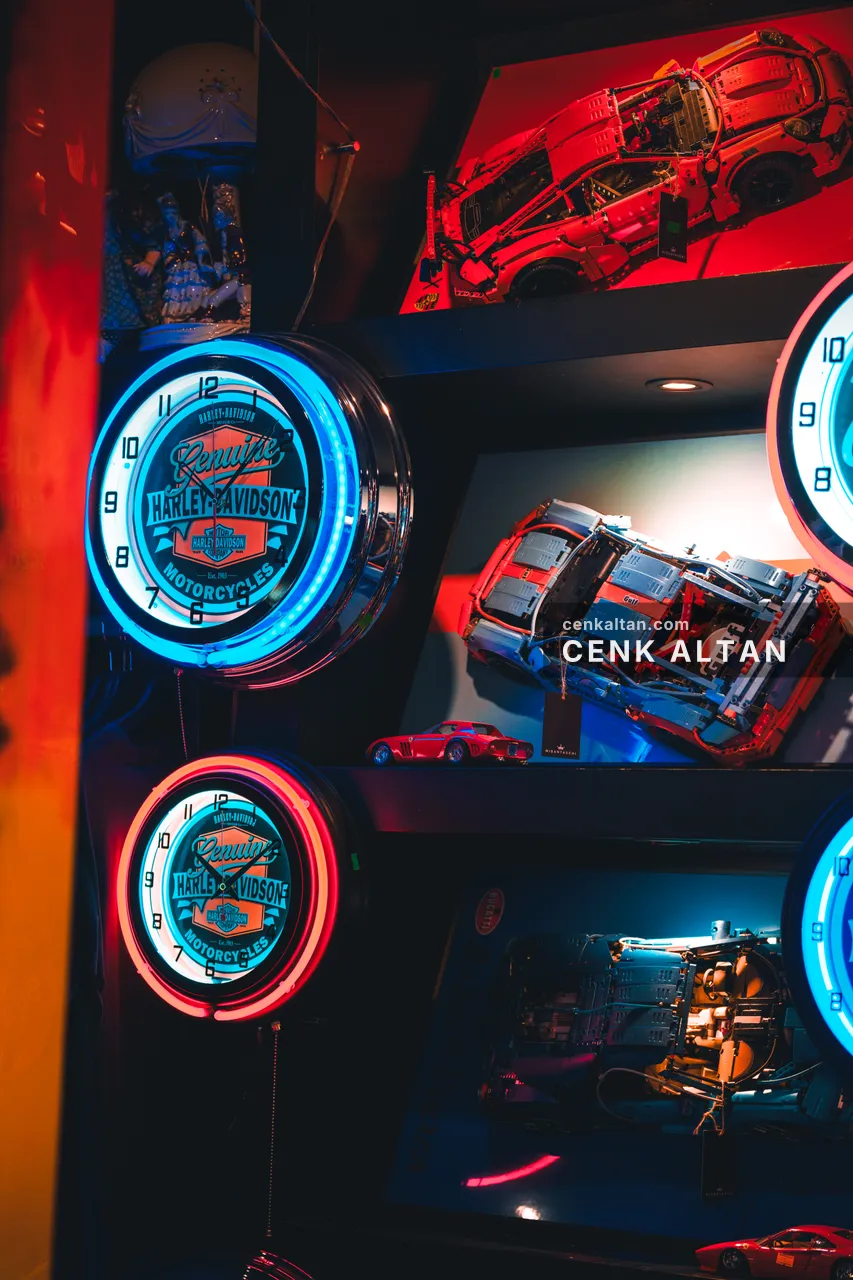 Mavi ve kırmızı neon saatler, model arabalar, yakın plan