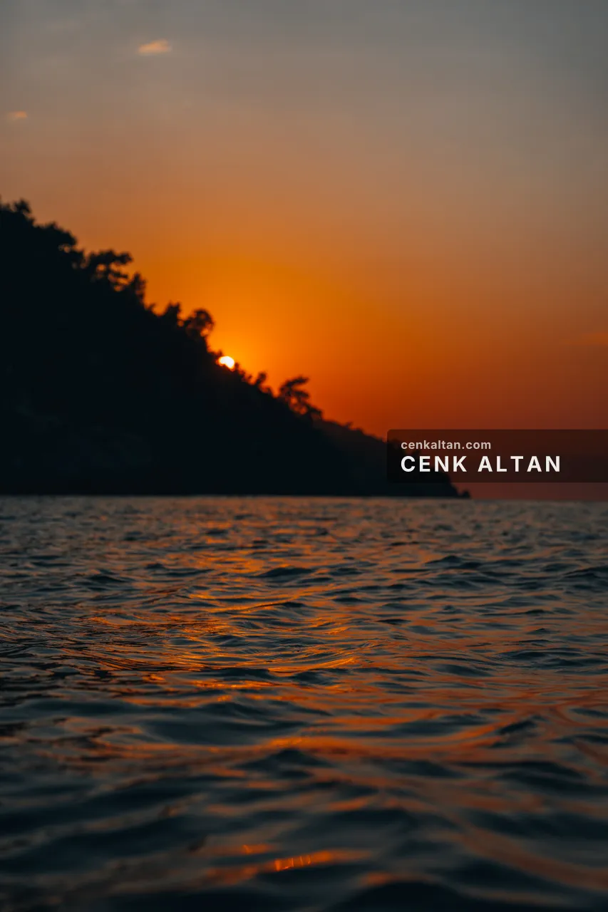 Gün batımında tepe silüeti ve turuncu deniz, ikinci kare