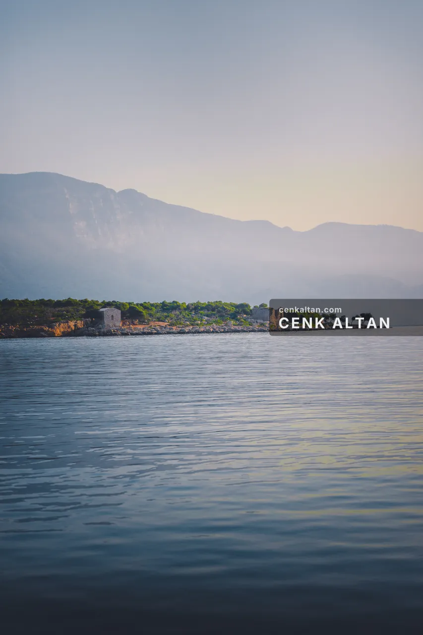 Sisli dağın eteğinde ağaçlı kıyı ve deniz